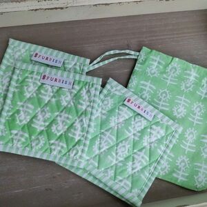 Furbish Green Quilted Pot Holders Set Of 4 W/Matching Drawstring Bag, New